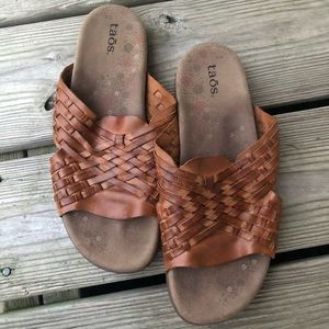 Size 8 Womens Taos Sandals light brown tan leather straps